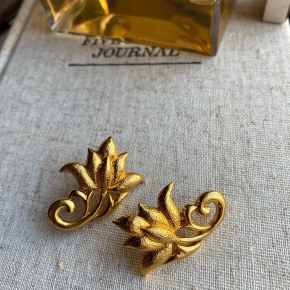 Parisian aesthetic gold tone vintage clip on earrings - Picture 3 of 13